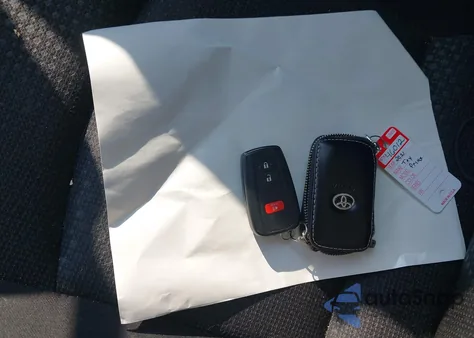 2021 Toyota Prius Le z USA, uszkodzony, nr VIN JTDKAMFU4M3146400